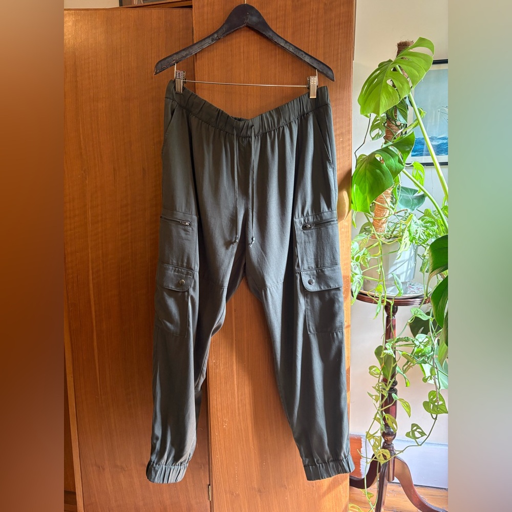 Women’s Banana Republic Cargo Pants